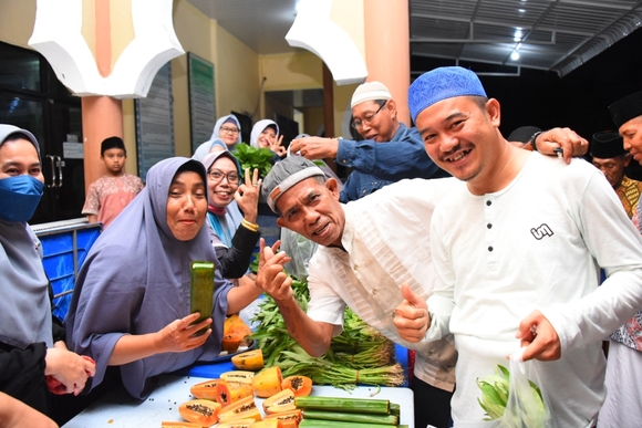 Dharma Wanita Persatuan Bengkalis bagikan sayur gratis bagi jemaah salat Subuh di Masjid Jamik Kelapapati Laut Kamis (7/4/2022).